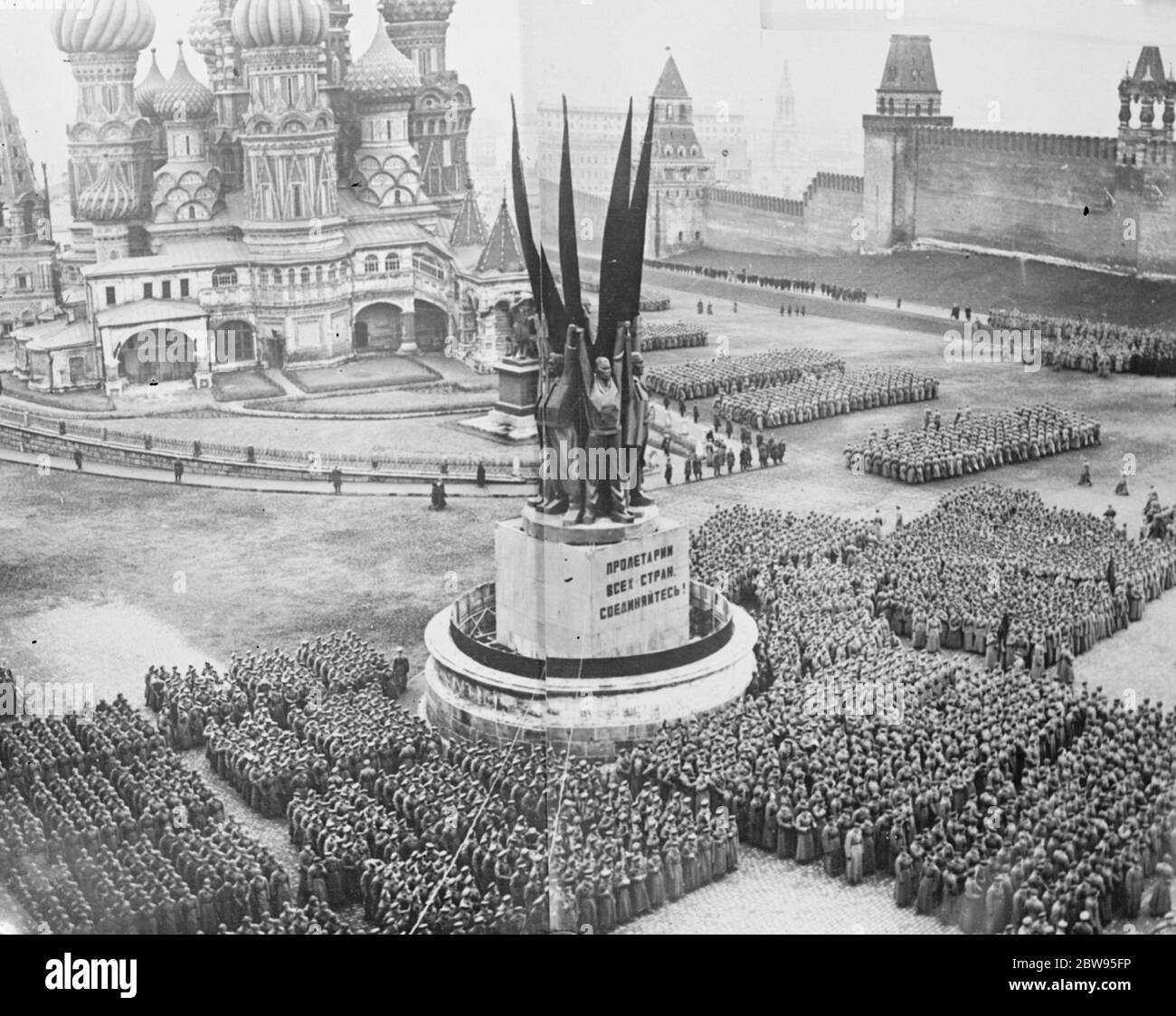 15° anniversario della fondazione del regime sovietico , Voroshilov , Staln , Molotov , Kalinin . Quarantamila truppe si sono recate nella Piazza Rossa di Mosca davanti a Voroshilov , al Commissario Rosso per la Guerra , a Stalin , al dittatore sovietico e ad altri membri del governo sovietico per celebrare il quindicesimo anniversario della fondazione del regime sovietico . Una guerra futura è inevitabile ha detto Voroshilov , mentre si rivolse alle truppe , mentre ha preso il saluto ' non intendiamo essere attratti nell' arrivo , ma se la minaccia crescente di invasione ci costringerà siamo pronti a difendere il nostro suolo fino all'ultimo goffo . Foto Stock
