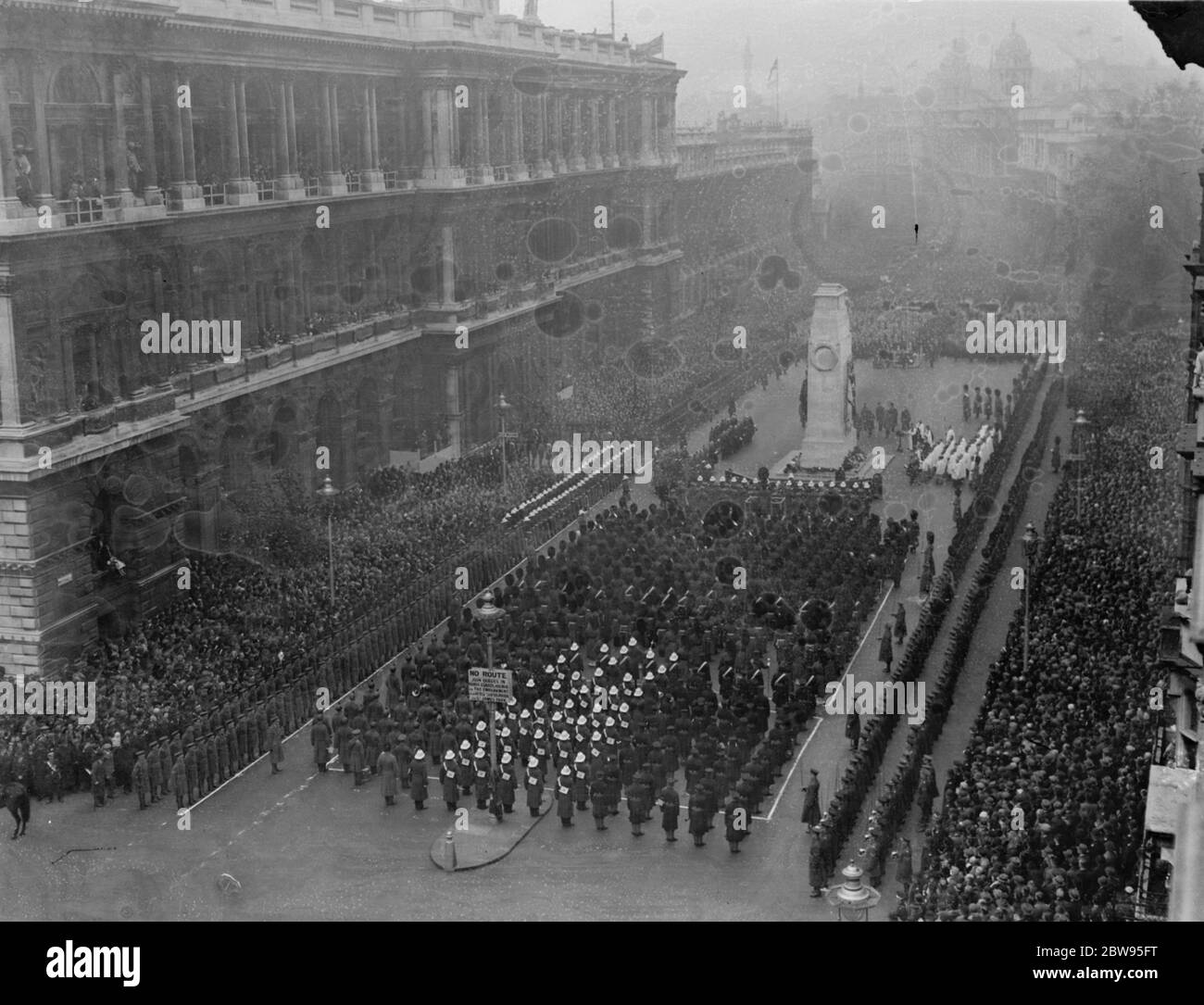 Quattordicesimo anniversario dell'armistizio celebrato a Londra . Il quattordicesimo anniversario dell'armistizio che ha portato a termine la Grande Guerra fu celebrato con un grande servizio di memoria nazionale , al Cenotafe di Whitehall , londra , cui parteciparono il Re e la Regina e altri membri della Famiglia reale . La scena al Cenotafh durante il servizio di rimebranza condotto dal Vescovo di Londra , sullo sfondo sono membri del Gabinetto e leader politici . 11 novembre 1932 Foto Stock