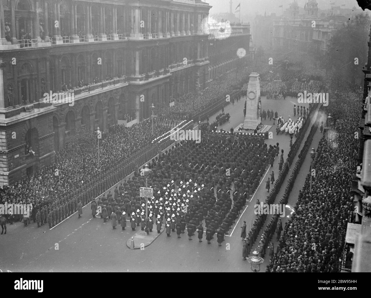 Quattordicesimo anniversario dell'armistizio celebrato a Londra . Il quattordicesimo anniversario dell'armistizio che ha portato a termine la Grande Guerra fu celebrato con un grande servizio di memoria nazionale , al Cenotafe di Whitehall , londra , cui parteciparono il Re e la Regina e altri membri della Famiglia reale . La scena al Cenotafh durante il servizio di rimebranza condotto dal Vescovo di Londra , sullo sfondo sono membri del Gabinetto e leader politici . 11 novembre 1932 Foto Stock