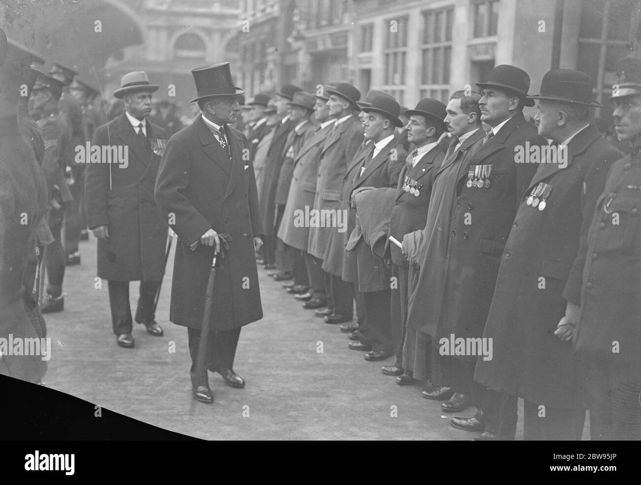 Cavalieri alla parata della chiesa . Il generale del brigadiere C V Clarke DMG , DSO , che ha comandato i cavalieri grezzi ( City of London Yeomenry ) durante la guerra , ispezionando la sua vecchia compagnia alla parata annuale della chiesa a Smithfield , Londra . 30 ottobre 1932 Foto Stock