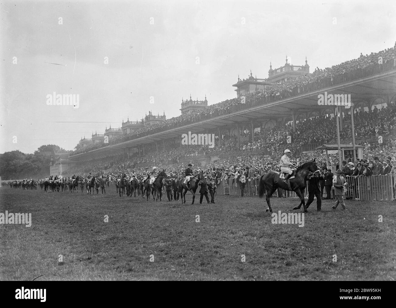 Gran Premio di Francia vinto da Strip the Willow . La gara del Gran Premio di Francia a Longchamps è stata vinta da <r A J Duggans Strip the Willow con il secondo satrap di Lord Derby e dal terzo Fog Horn . Strip il Willow vincendo il Gran Premio a Longchamps . 27 giugno 1932 Foto Stock