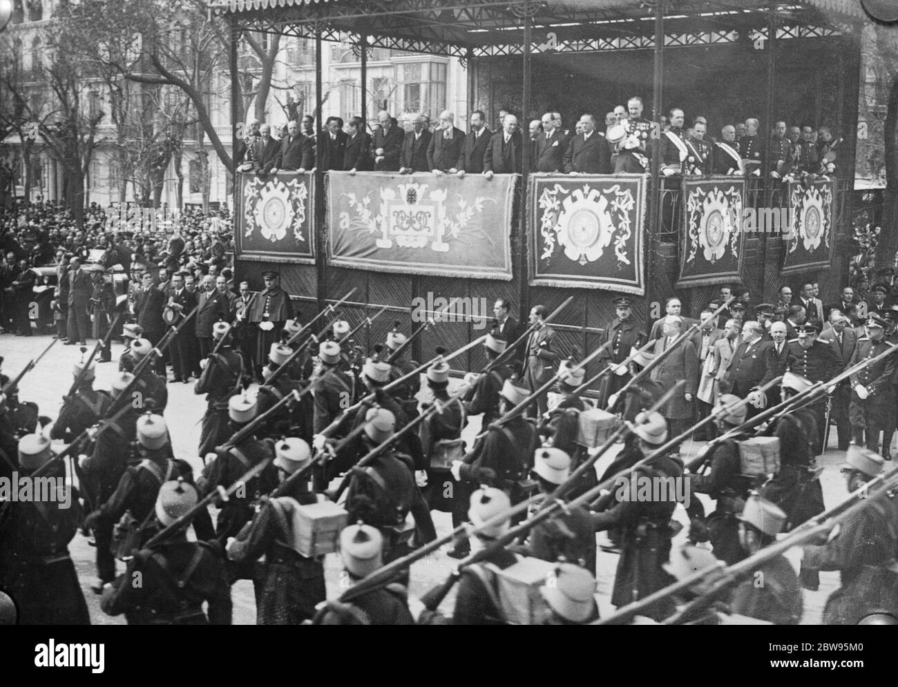 Il Presidente esamina le truppe nel primo anniversario della proclamazione della Repubblica spagnola . Il Presidente Alcala Zamora , il Presidente spagnolo con i membri del gabinetto, ha recensito le truppe spagnole in una grande parata tenutasi a Madrid in occasione del primo anniversario della proclamazione della Repubblica spagnola . Il Presidente Alcala Zamora , con i Ministri del Governo che hanno riesaminato le truppe di Madrid durante le celebrazioni . 19 aprile 1932 . Foto Stock