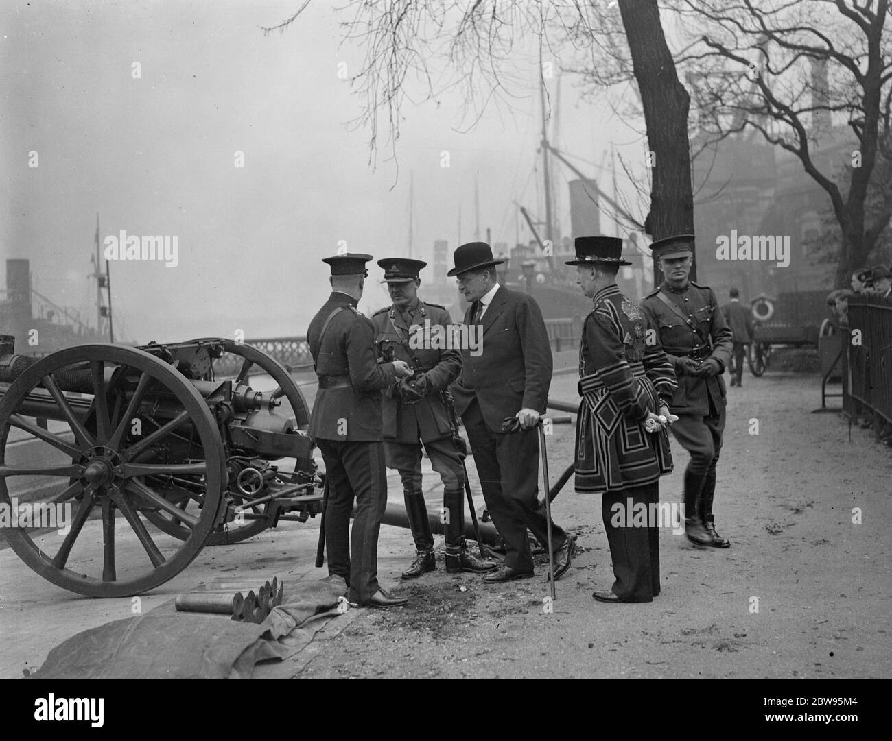 Il governatore della Torre saluta gli ufficiali alla sfilata del Royal Ascension Day . Il colonnello Dan Burges , governatore della Torre di Londra , salutò i funzionari della Compagnia d'Artiglieria come reggimento sfilò alla Torre dopo aver sparato il saluto delle armi in onore del 22° anniversario dell'ascensione del re Giorgio al trono . 6 maggio 1932 Foto Stock