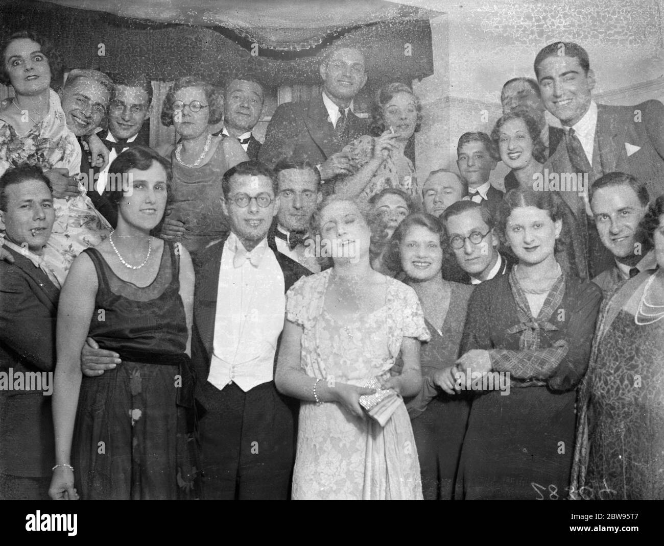 Il grande nipote di Mendelssohn celebra l'avvento dell'età a Londra . Felix Mendelssohn , figlio di MR. E Martin F Mendelssohn di Golders Green , Londra , e nipote del famoso compositore , ha celebrato la sua venuta d'età con un partito cui hanno partecipato molte persone ben conosciute nel mondo musicale e teatrale . Ospiti che tostano Felix Mendelssohn alla sua festa di venuta di età . Al centro sinistra si trova Miss Eileen Despard , la star del cinema . 19 settembre 1932 Foto Stock