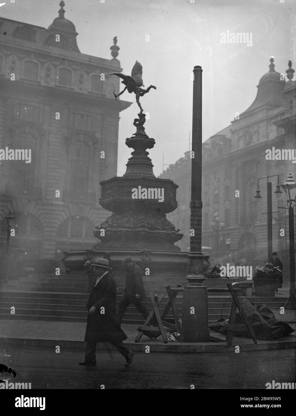 Standard lampada in bronzo per inondare Eros . Il primo dei nuovi standard di lampade in bronzo che verranno utilizzati per inondare Eros e Piccadilly Circus , Londra . 3 maggio 1932 Foto Stock