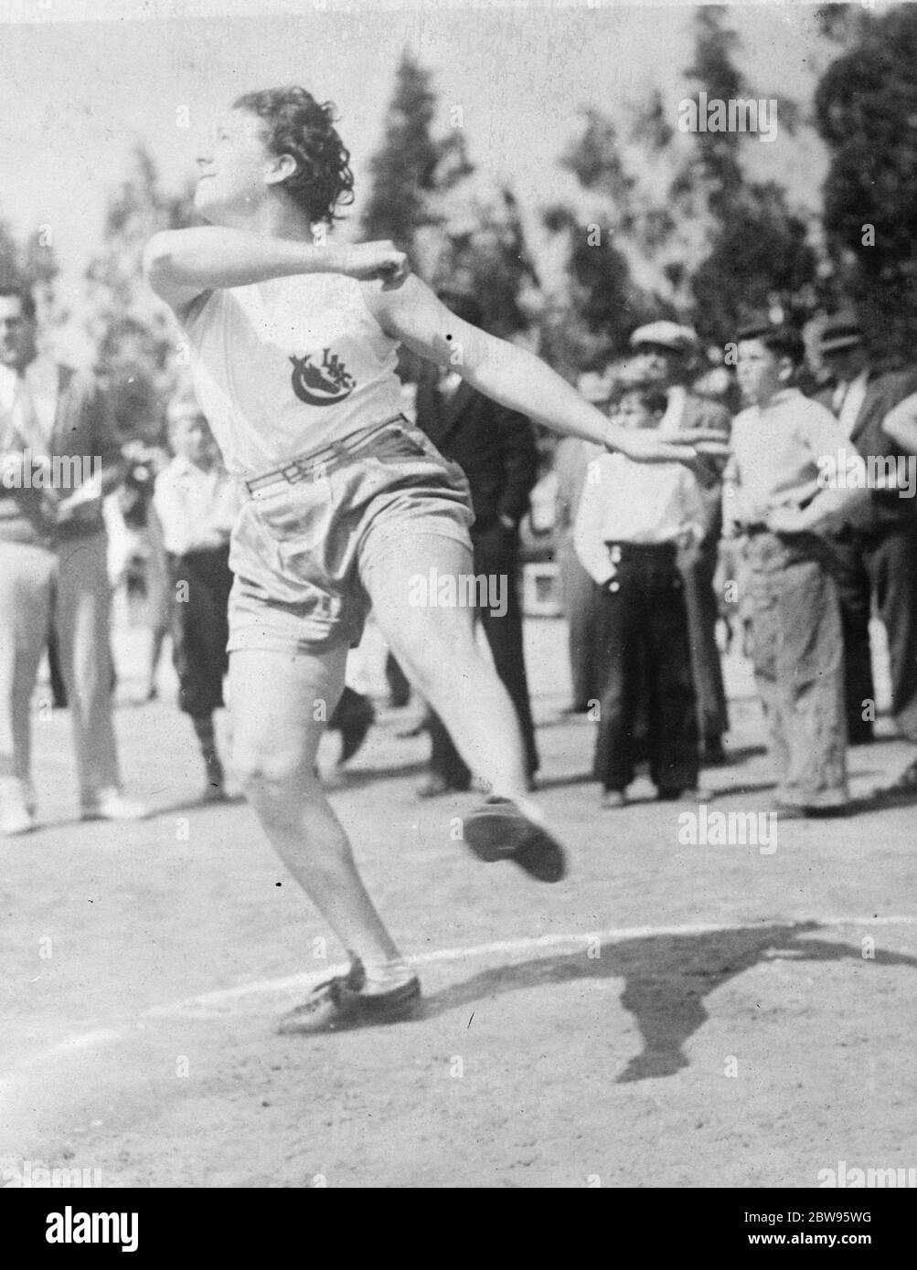 Champion si prepara per i giochi olimpici . Lillian Copeland , membro della squadra olimpica americana del 1928 e campione nazionale di pesi d' America , lancia il disco 115 piedi in bella azione mentre si prepara per gli eventi olimpici di quest' anno a Paddock Field , Pasadena , California . 31 marzo 1932 Foto Stock