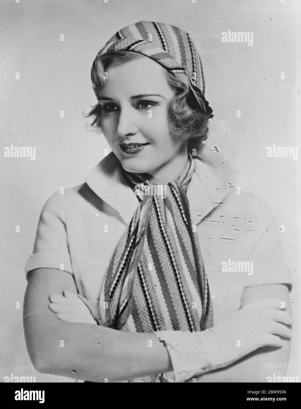 Berretto e sciarpa da abbinare per lo sport . L'ultima novità in fatto di abbigliamento sportivo indossato da Madge Evans è per beret e sciarpa da abbinare . 15 aprile 1932 . Foto Stock