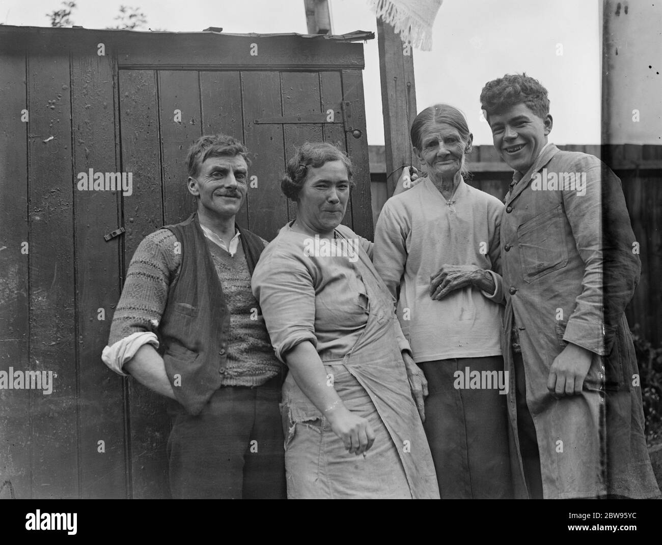 Porter e la sua famiglia disegnano il cavallo in una spazzata irlandese . William Arter , un Wimbledon , Londra , portatore e la sua famiglia , che sotto il nome di Retre , hanno disegnato Summer Planet , negli ospedali irlandesi si sono spavagliati sul derby . 30 maggio 1932 Foto Stock