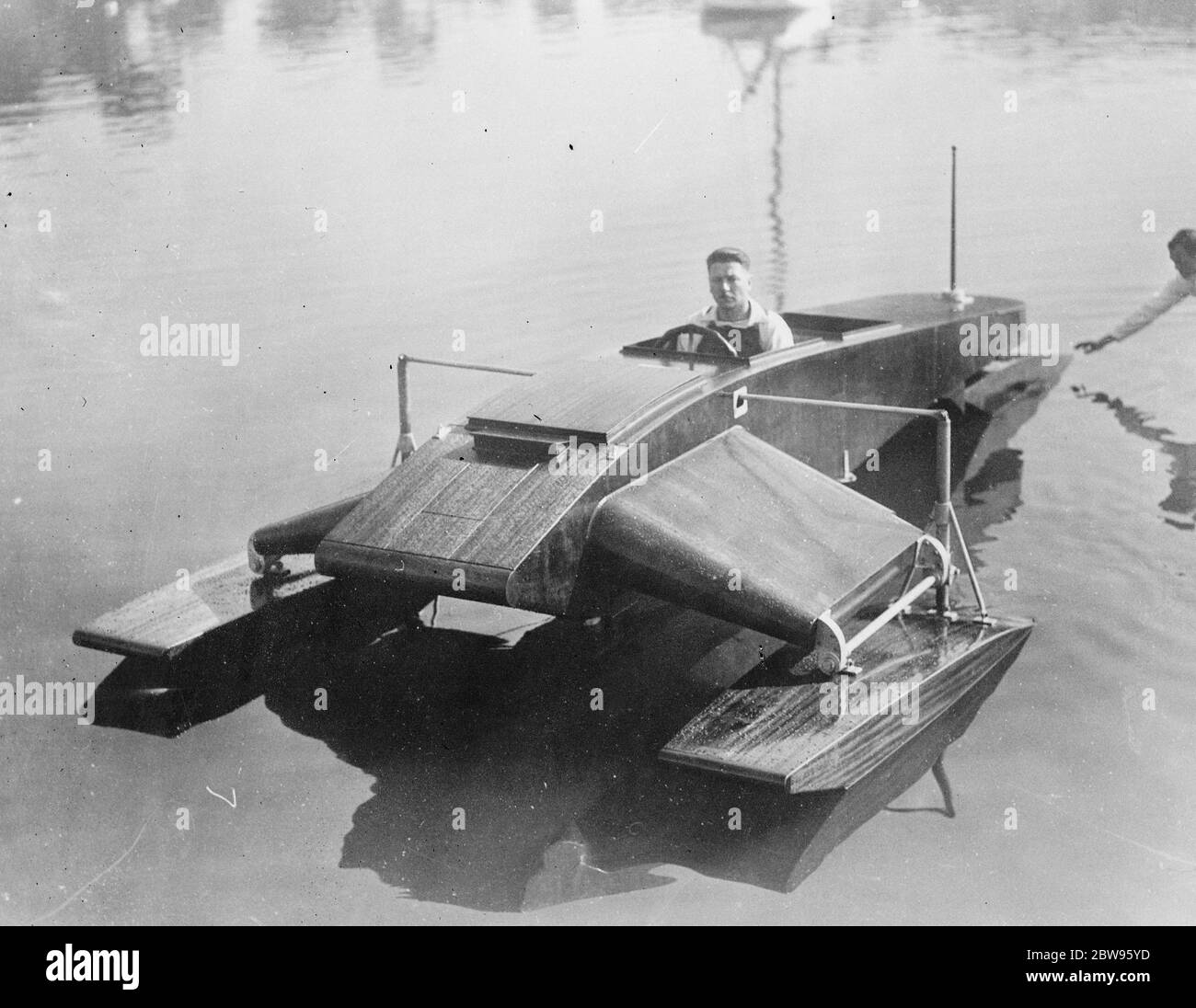 Pontone idroplano motoscafo sottoposto a prova di successo . L'ultima invenzione di motoscafo è quella di un idrovolante pontoico l'invenzione di Thomas e Lake , figlio del famoso esperto di sottomarini . La barca è lunga 20 piedi , e trasporta due passeggeri , e può girare nella sua lunghezza ovn alla velocità massima senza scollatura . Il corpo della barca poggia su tre pontoni , quello posteriore che funge da timone . A causa della sua costruzione pecliare corre uniformemente in condizioni meteorologiche avverse . Il pontone motoscafo che viene provato dal suo incaricato, Thomas e Lake, a Milford, Connecticut, U S A . 5 ottobre 1932 Foto Stock