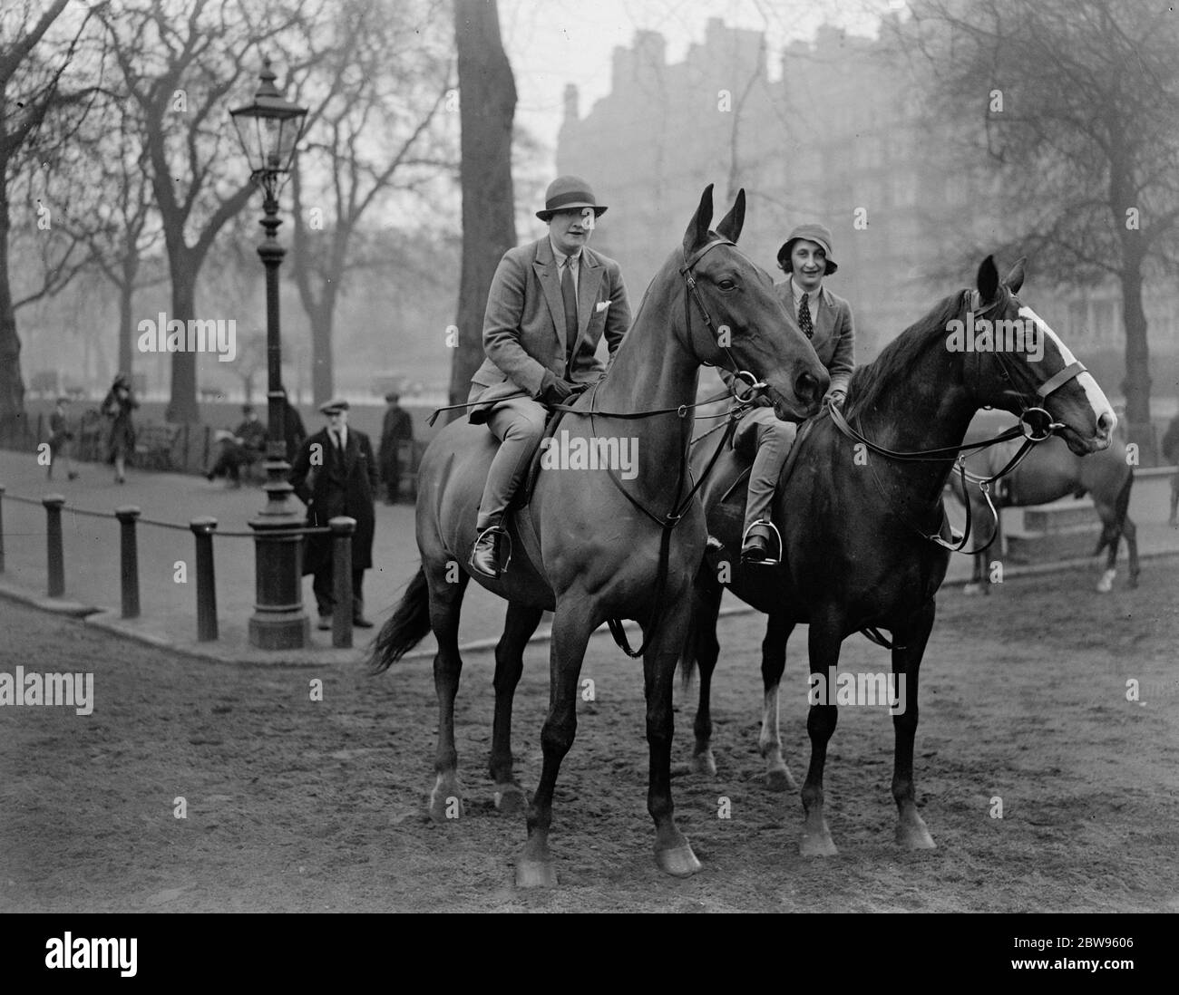 Famosa moglie di fantino nel Row . Tra le persone di spicco che cavalcano nel Row c'erano la signora Charles Smirke, moglie del noto fantino , che era in precedenza la signora Alice Hyams , figlia dell'allenatore Epsom , e la signora Benson , figlia di Douglas Stuart , il bookmaker . La sig.ra Smirke (a destra) e la sig.ra Benson durante il loro viaggio a Rotten Row, Londra. 9 febbraio 1933 Foto Stock