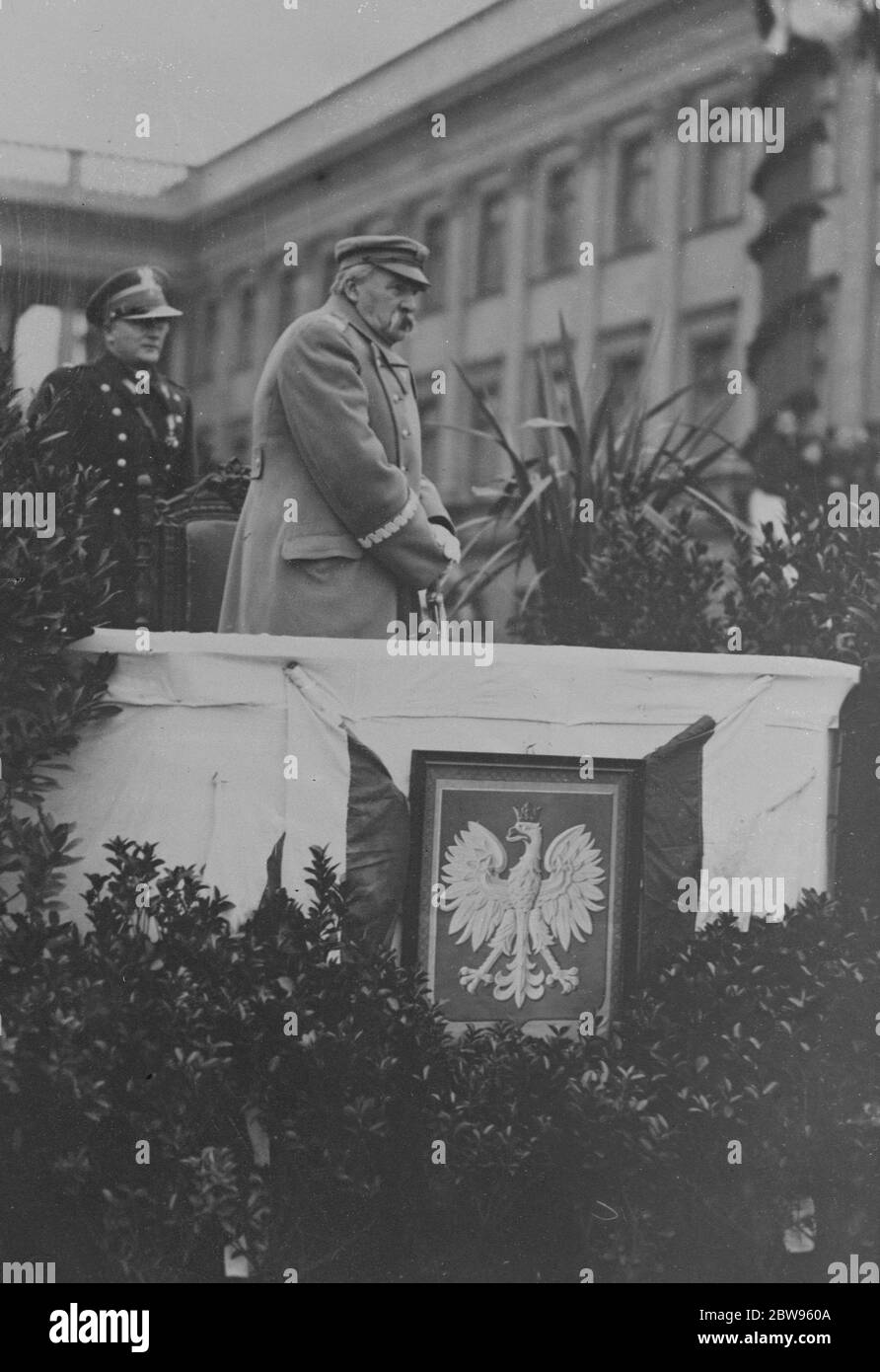 Il maresciallo Pilsudski inaugura un monumento agli airmen polacchi a Varsavia . Il maresciallo Pilsudski , il dittatore polacco , ha inaugurato un monumento agli aviatori polacchi uccisi nella Grande Guerra , a Varsavia . Il maresciallo Pilsudski alla cerimonia di inaugurazione a Varsavia . 15 novembre 1932 Foto Stock