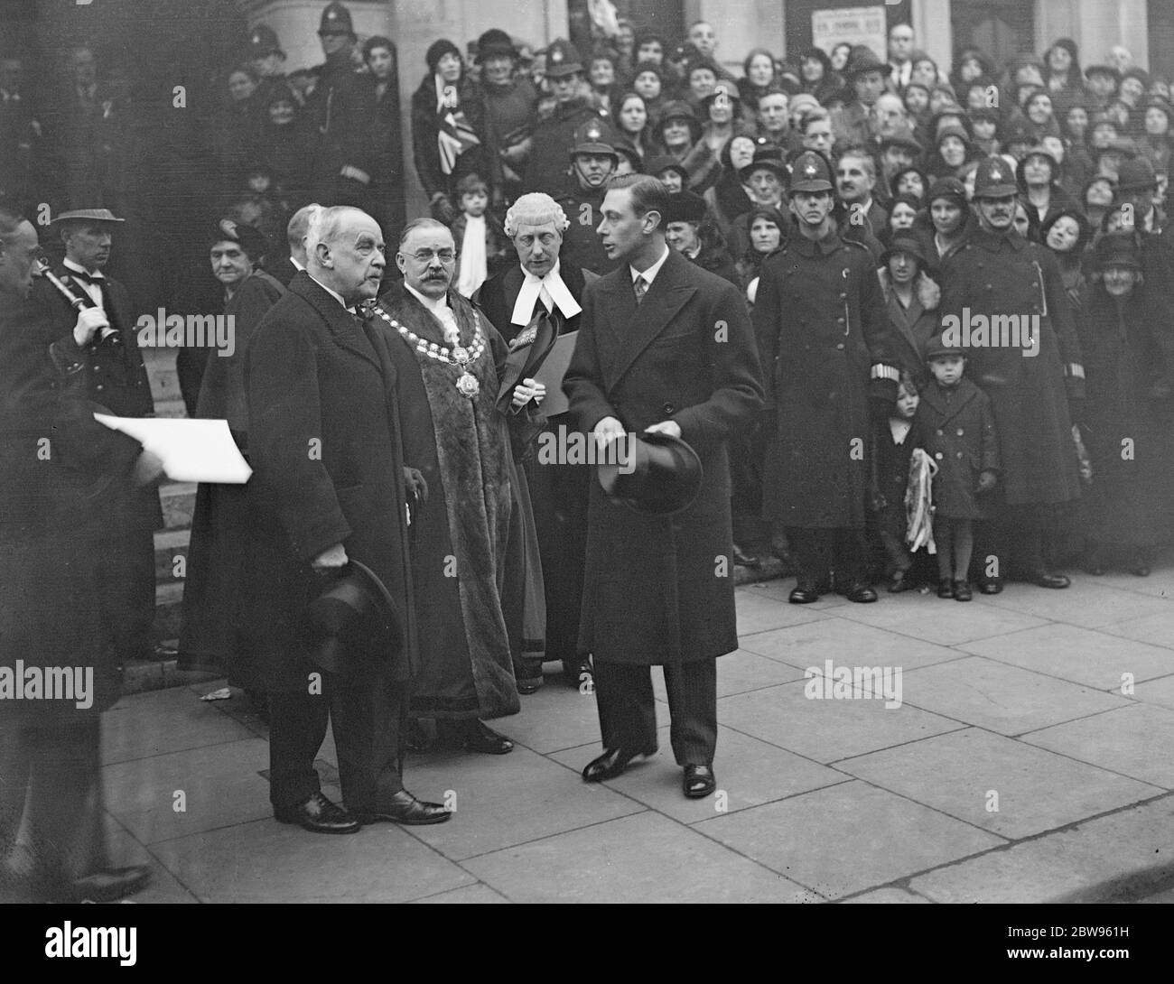 Il Duca di York apre una nuova estensione del Municipio di Ilford . Il Duca di York aprì la nuova estensione del Municipio di Ilford, Essex . Il Duca di York parla con il Sindaco di Ilford . 9 febbraio 1933 Foto Stock