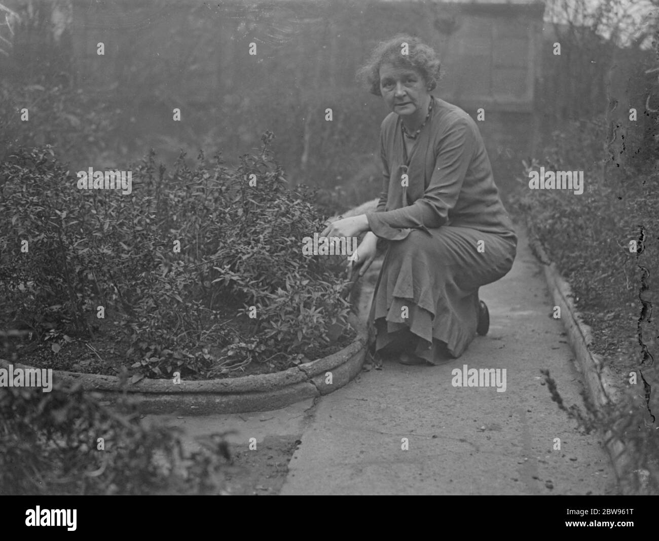 Le donne sindaco di Bermondsey fa il suo proprio lavoro di casa . La sig.ra e F George, nuova sindaco di Bermondsey, moglie di un dipendente ferroviario, non consente alla sua civica di interferire con i suoi doveri di domicilio, E fu impegnato in modo disgustoso nella pulizia della sua casa in Balaclava Road , Bermondsey , la mattina dopo la sua elezione . Ha nominato sua figlia Costanza come Mayoressa . La signora e F George fotografò durante il suo turno di lavoro di casa a Bermondsey, Londra. 10 novembre 1932 Foto Stock