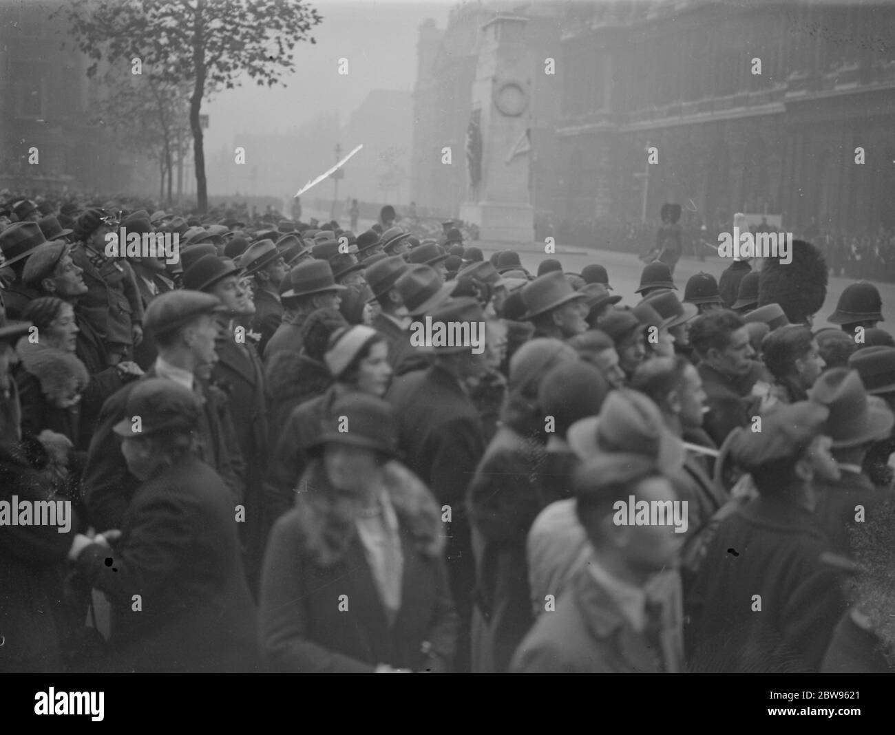 Quattordicesimo anniversario dell'armistizio celebrato a Londra . Il quattordicesimo anniversario dell'armistizio che ha portato a termine la Grande Guerra fu celebrato a Londra con un pellegrinaggio e un servizio nazionale al Cenotafe di Whitehall, cui parteciparono il Re e la Regina e altri membri della famiglia reale. Folle in coda al Cenotaph . 11 novembre 1932 Foto Stock
