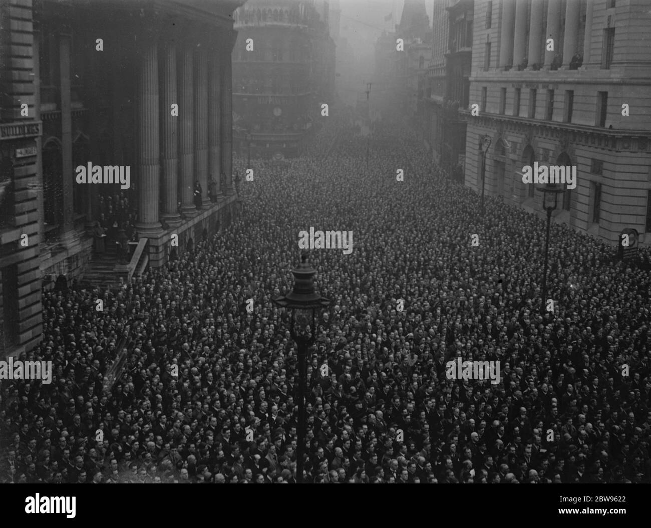 Quattordicesimo anniversario dell'armistizio celebrato a Londra . Il quattordicesimo anniversario dell'armistizio che ha portato a termine la Grande Guerra fu celebrato a Londra con un pellegrinaggio e un servizio nazionale al Cenotafe di Whitehall, cui parteciparono il Re e la Regina e altri membri della famiglia reale. Folle in coda al Cenotaph . 11 novembre 1932 Foto Stock