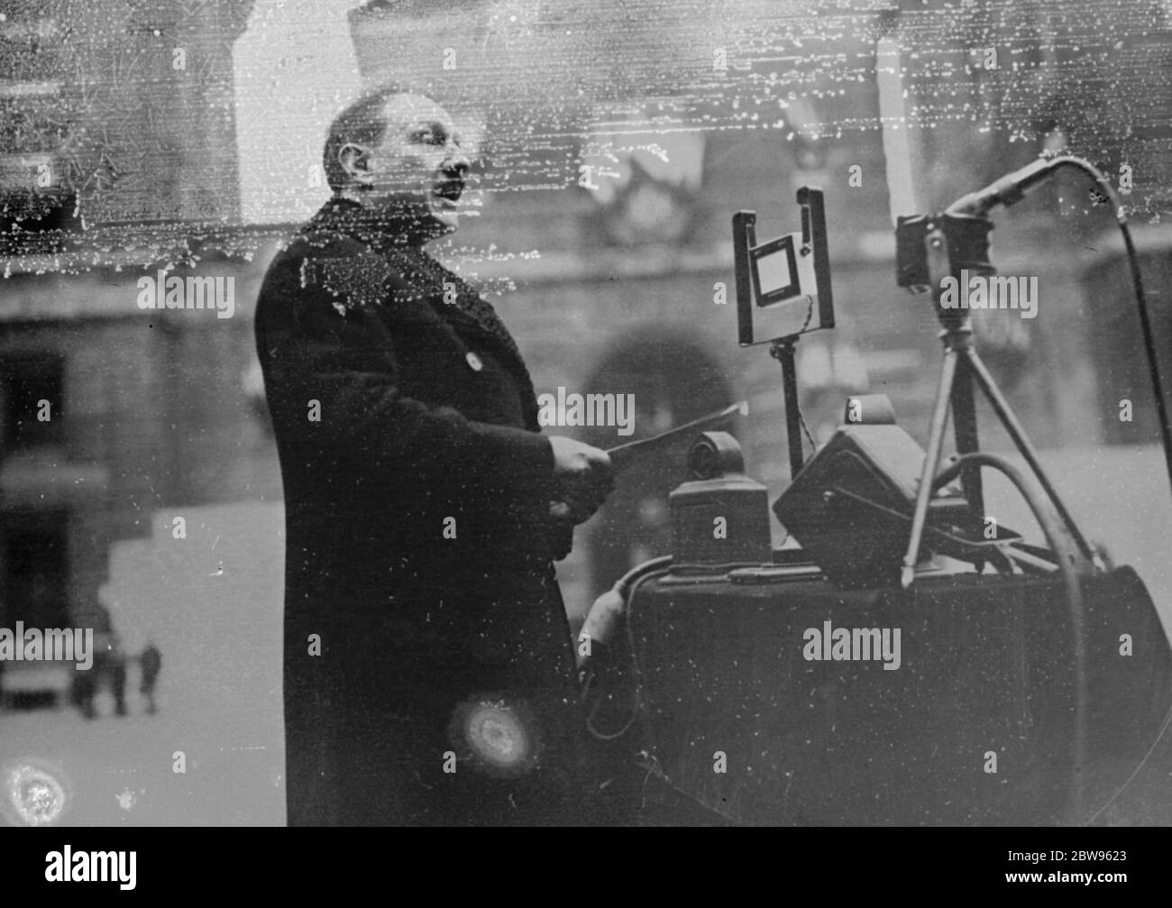 Inaugurazione del memoriale di guerra della polizia di Parigi . L'inaugurazione di un memoriale alla polizia di Parigi caduto nella Grande Guerra fu inaugurata da M Camille Chautemps nella Prefettura di Parigi della polizia . M Camille Chautemps in augurando il memoriale prima della Prefettura di Parigi della polizia . M Camille Chautemps , ministro francese degli interni , che decora la polizia alla cerimonia . 11 novembre 1932 Foto Stock
