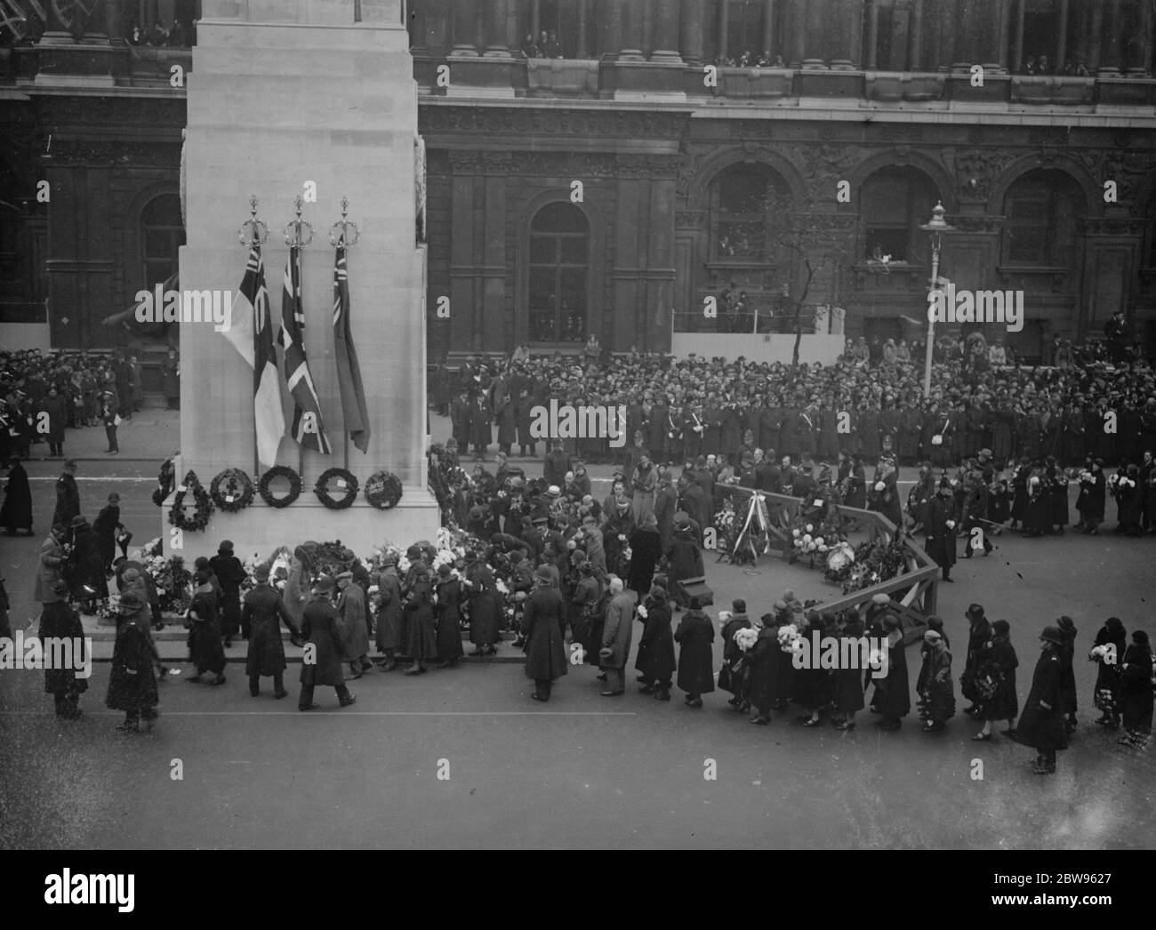 Quattordicesimo anniversario dell'armistizio celebrato a Londra . Il quattordicesimo anniversario dell'armistizio che ha portato a termine la Grande Guerra fu celebrato a Londra con un pellegrinaggio e un servizio nazionale al Cenotafe di Whitehall, cui parteciparono il Re e la Regina e altri membri della famiglia reale. Folle in coda al Cenotaph . 11 novembre 1932 Foto Stock