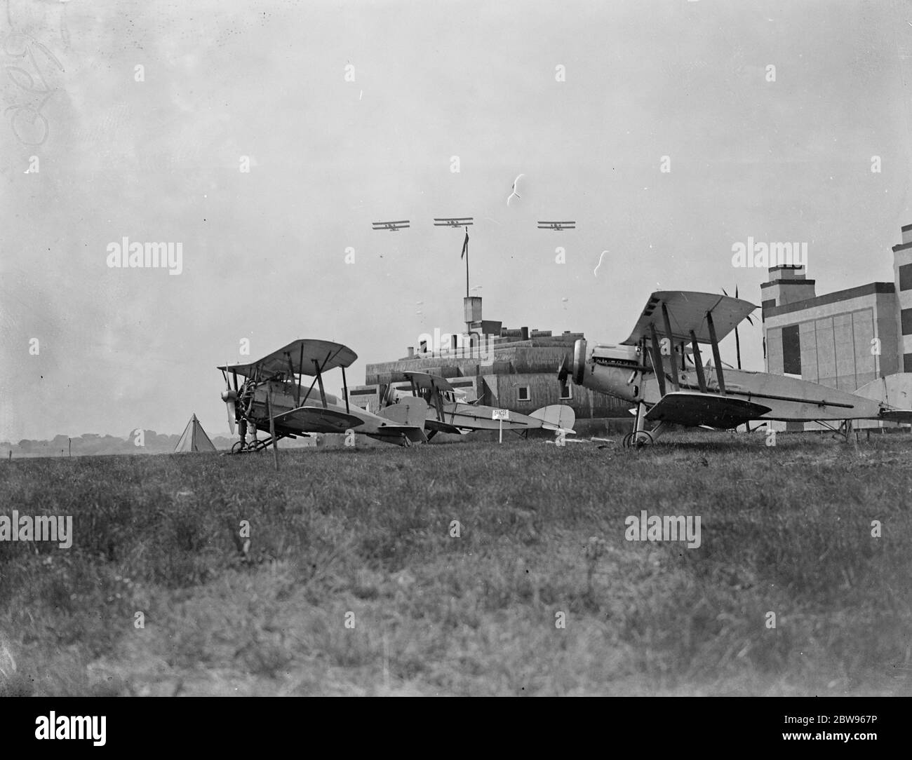 L'aeronautica prova l'attacco al forte del deserto . Aerei britannici che cadono uomini da paracaduts durante un attacco a un forte nemico nel deserto , il pezzo set , alle prove del Royal Air Force Pageant a Hendon . 23 giugno 1932 Foto Stock