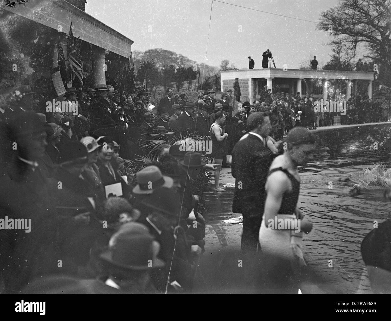 Il sindaco di Londra apre i bagni all'aperto di Walthamstow . Il sindaco Sir Maurice Jenks aprì i nuovi stagni di Leyton e Walthamstow a Whipps Cross , Essex . Il Sindaco del Signore, Sir Maurice Jenks, parla il 6 maggio 1932 Foto Stock