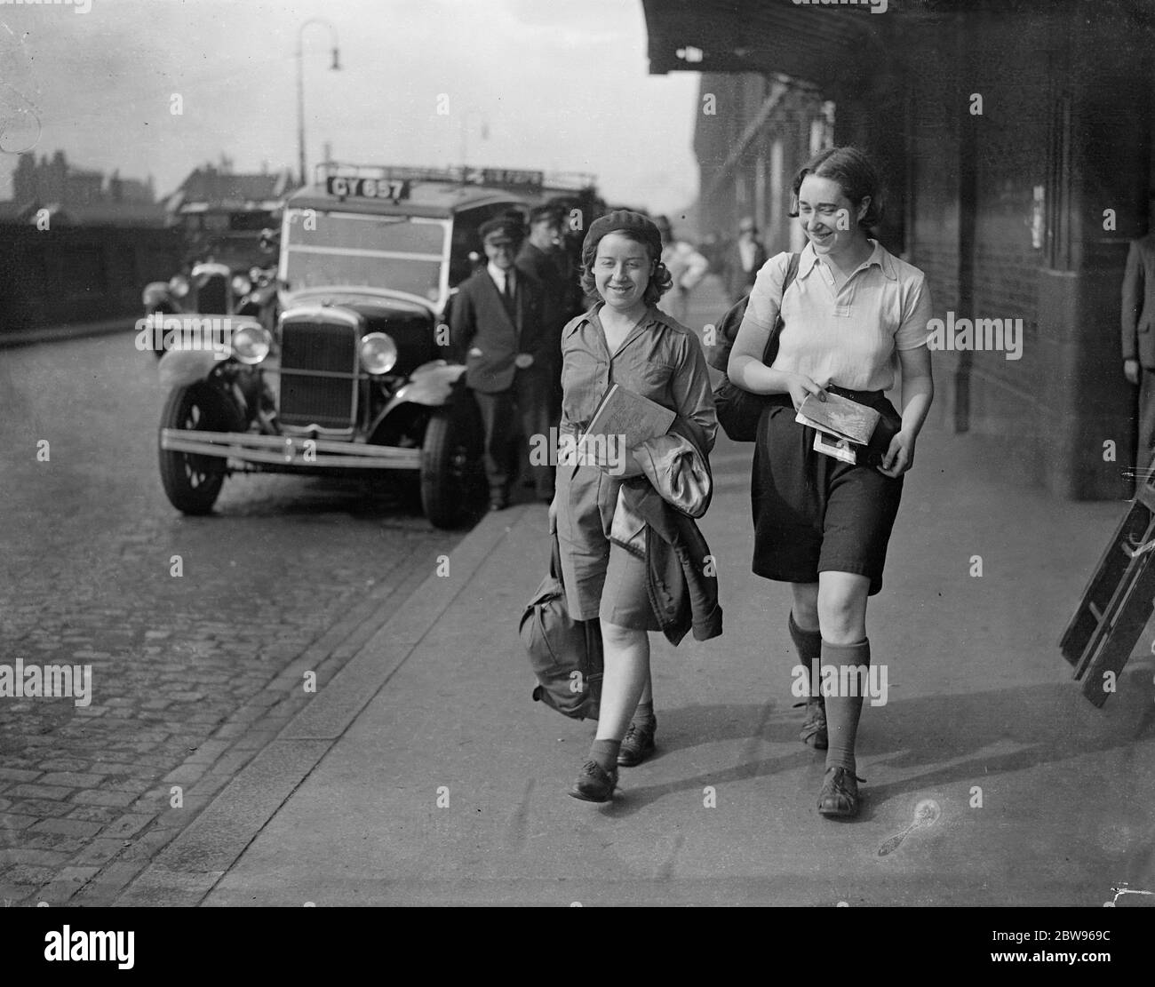 Un contrasto nell'abito da fienato a Waterloo . Due ragazze escursionisti che arrivano alla stazione di Waterloo , Londra , presentano un contrasto in costume da trekking . L'ultima vacanza dell'anno ha portato tutti a o in campagna . 30 luglio 1932 Foto Stock