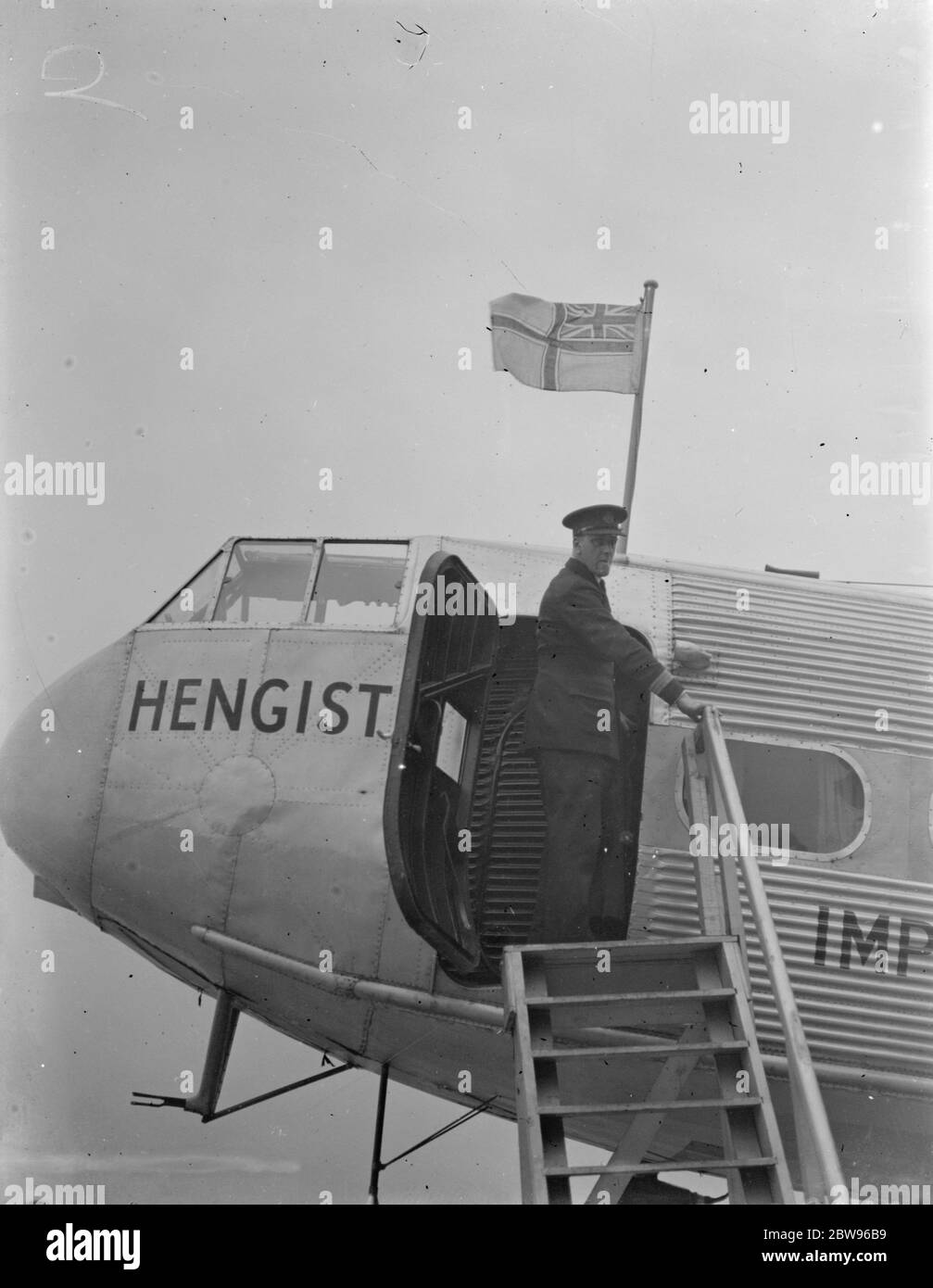 Nuova bandiera dell'aviazione civile britannica issata a Croydon . La nuova bandiera britannica dell' aviazione civile, costituita dalla croce di St George , con l' Unione Jack nel corn che è issata su un aereo imperiale , all' Aerodromo di Croydon , Londra , prima di partire per Aintree , Liverpool che trasporta passeggeri per vedere il Grand National . 18 marzo 1932 Foto Stock