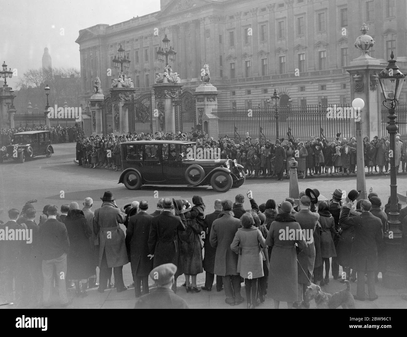 Re e Regina partono per Windsor. Il Re e la Regina lasciarono Londra per un soggiorno a Windsor , dove la Principessa Elisabetta si aspetta di unirsi a loro per festeggiare il suo compleanno questo mese . La folla che si acclamava come il Re e la Regina lasciarono Buckingham Palace , Londra per Windsor . 31 marzo 1932 Foto Stock