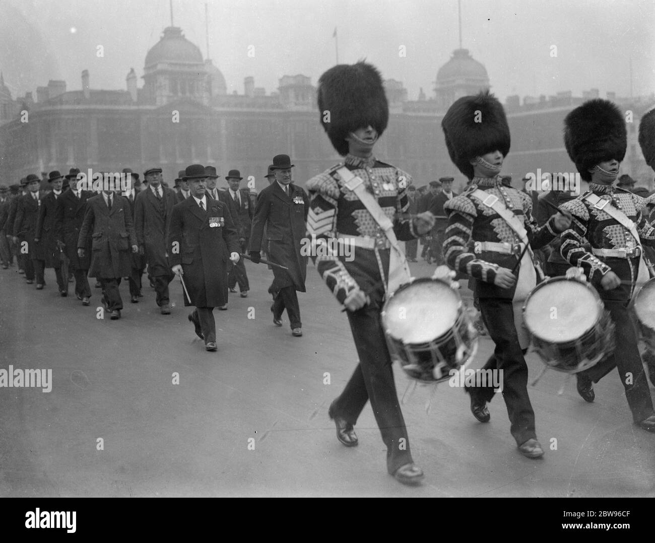 Earl di Cavan marcherà dietro le guardie irlandesi per deporre la corona . Il conte di Cavan , comandante delle guardie irlandesi che marciava dietro i batteristi delle guardie irlandesi per deporre una corona sul Memoriale della Divisione delle Guardie . 17 marzo 1932 Foto Stock