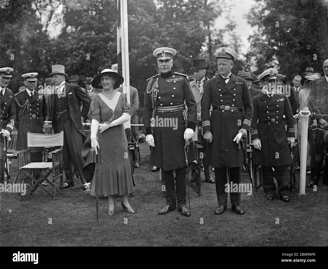 Principessa Alice e conte di Athlone alle celebrazioni del giorno dei fondatori del National College a Pangbourne . La Principessa Alice Contessa di Athlone , accompagnò il conte di Athlone alle celebrazioni del giorno dei fondatori del Nairical College , a Pangbourne , Berkshire . Il conte di Athlone con il comandante Bray , ispezionando i cadetti . 22 luglio 1932 Foto Stock