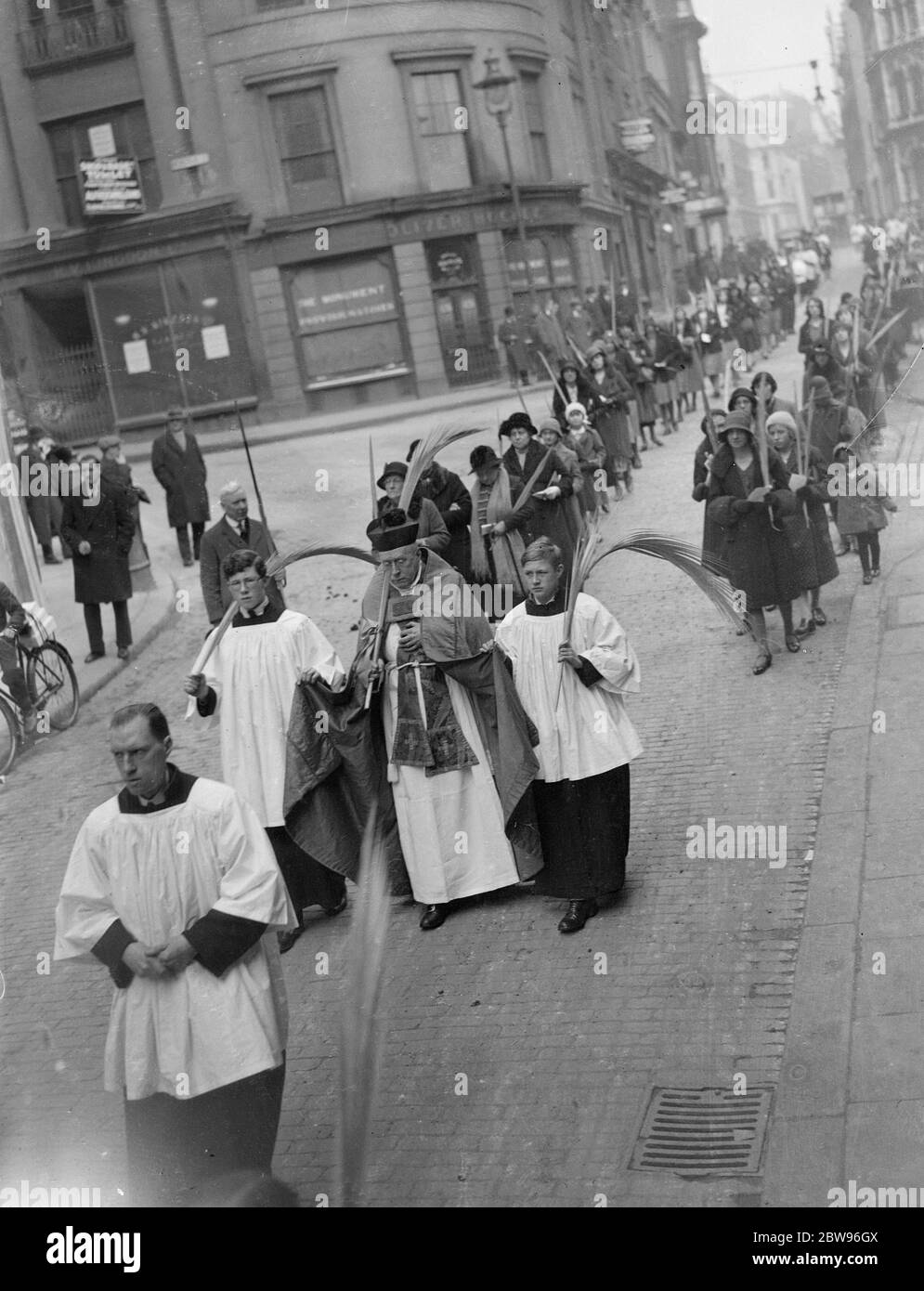 Processione della domenica delle palme per le strade della città . Il Rettore Rev H J Fyres Clinton , della Chiesa di San Magnus the Martire , Lower Thames Street , ha condotto una processione della Domenica delle Palme per le strade della Città di Londra . La processione della Domenica delle Palme guidata dal Rev H J Fynes Clinton , passando lungo Fish St Hill . 20 marzo 1932 Foto Stock