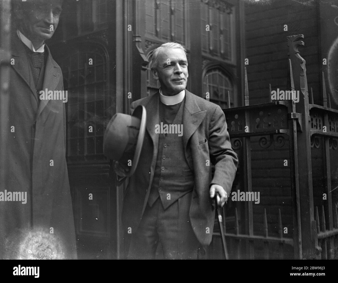 Rettore di Stiffkey nella casella testimone . Il Rev. Harold Davidson lascia la Corte del Concistoro a Westminster per pranzo dopo essere apparso come testimone nella sua difesa nella ripresa dell'audizione delle accuse di immoralità che il Vescovo di Norwich gli ha portato contro. 19 maggio 1932 Foto Stock