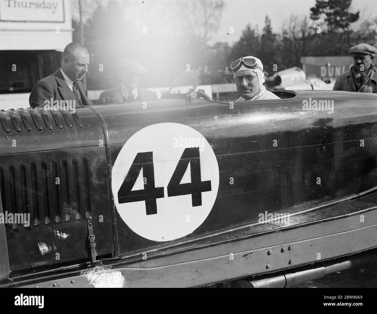 La gara del British Empire Trophy . La British Empire Trophy Race , la gara più veloce che si è svolta in pista , si è svolta a Brooklands . George Eyston , titolare del record mondiale di velocità per le auto per bambini , entra nel suo grande Parhard Lavassor , che ha guidato in gara . 30 aprile 1932 Foto Stock