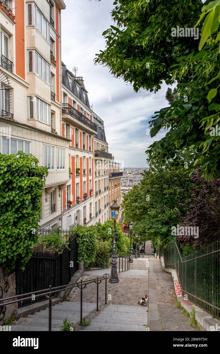 Parigi, Francia - 12 maggio 2020: Scale tipiche e edifici Haussmann a Montmartre a Parigi Foto Stock
