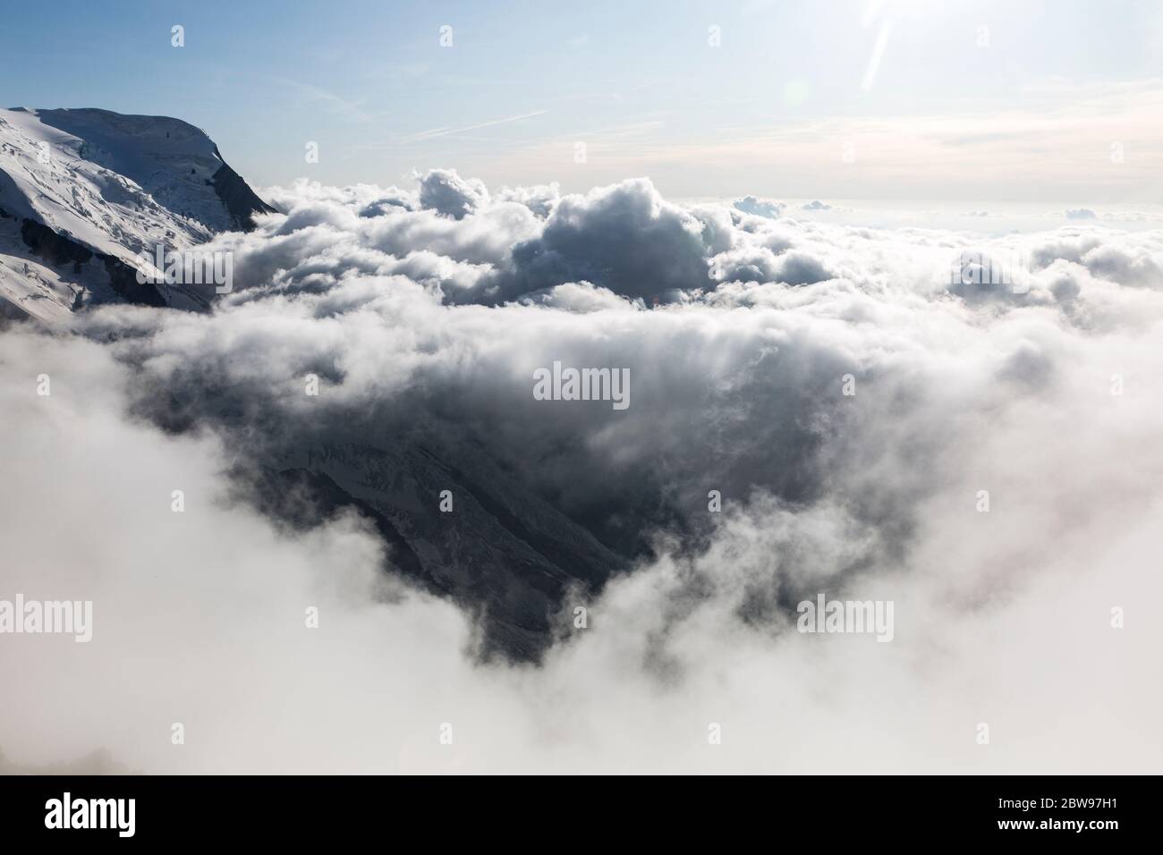 Nuvole e nebbia sulla valle di Chamonix. Vista dal rifugio Cosmique, Chamonix, Francia. Momento perfetto in altopiani alpini. Foto Stock