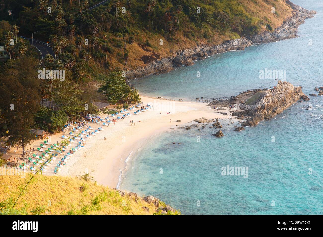 Vista aerea del mare delle Andamane. Vista dall'alto della spiaggia tropicale con sabbia bianca, piccole rocce e pietra, acqua blu e chiara in giornata di sole. Thailandia, paesaggista tropicale Foto Stock