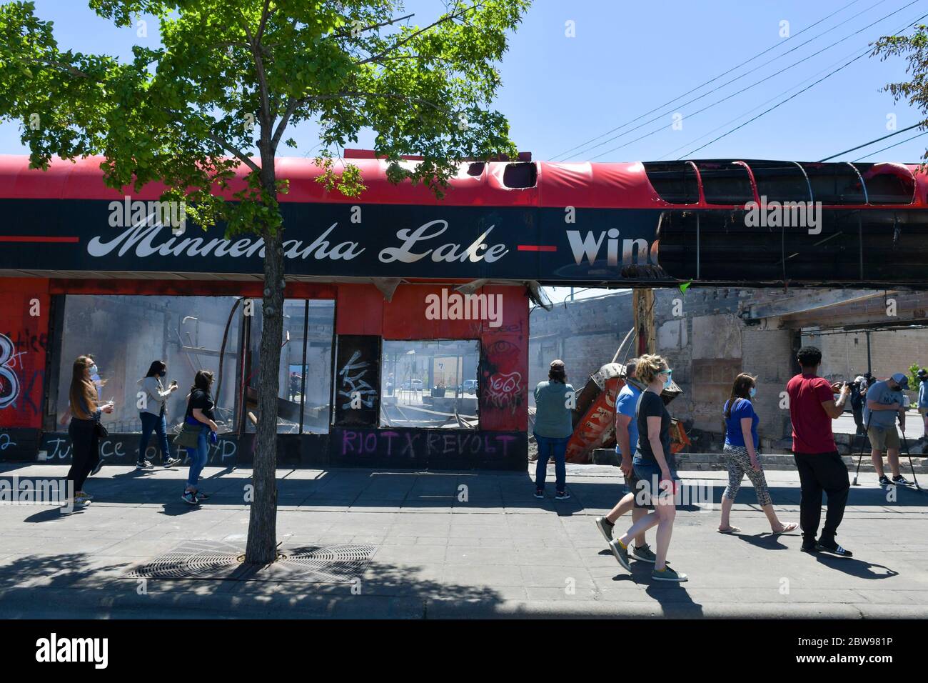 Minneapolis, Minnesota, Stati Uniti. 30 maggio 2020. I riotatori bruciarono edifici a Minneapolis, Minnesota, il 30 maggio 2020. Credit: Damairs carter/Media Punch/Alamy Live News Foto Stock