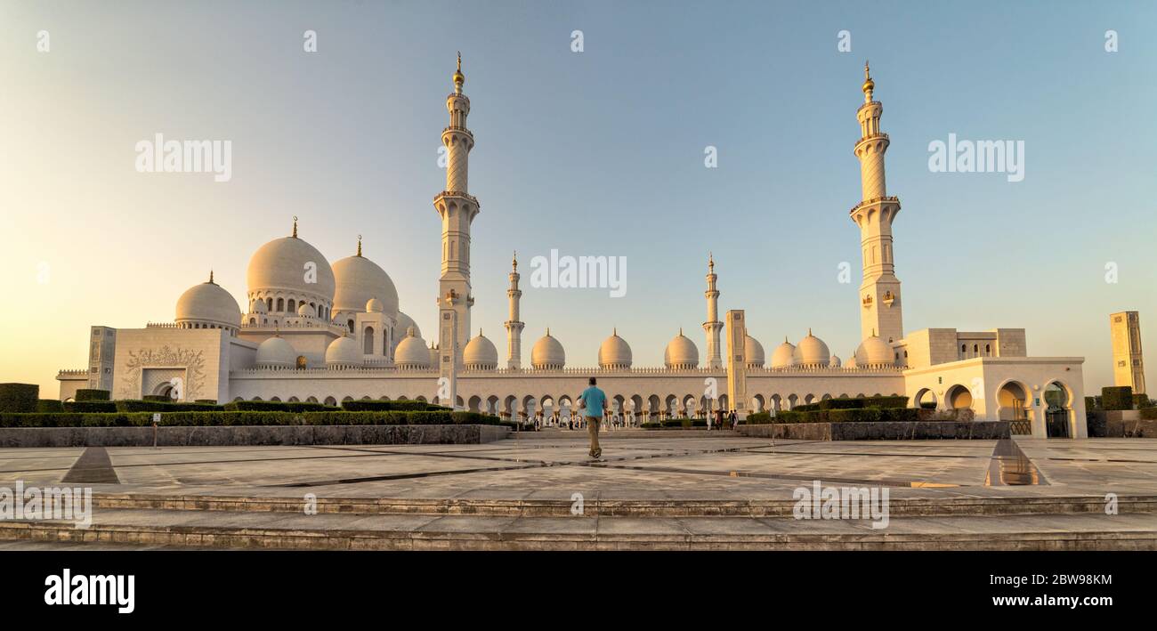 Sheikh Zayed Grand Mosque ad Abu Dhabi Emirati Arabi uniti vista esterna giorno luce Foto Stock
