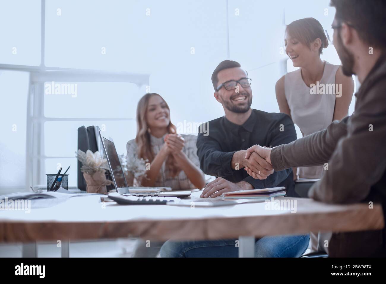 Immagine di sfondo della stretta di mano del partner aziendali in ufficio Foto Stock