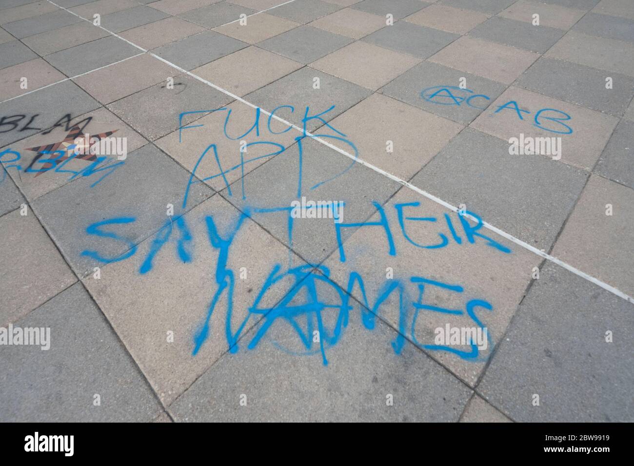 Austin, TX USA 30 maggio 2020: Graffiti si fa largo al Campidoglio dello stato mentre la polizia di stato del Texas protegge gli ingressi per scoraggiare i manifestanti dopo un grande rally avvenuto prima della giornata, che ha denunciato la brutalità della polizia nel caso Geroge Floyd. Almeno una persona è stata arrestata mentre le proteste contro l'uccisione di Floyd sono continuate a livello nazionale. Credit: Bob Daemmrich/Alamy Live News Foto Stock