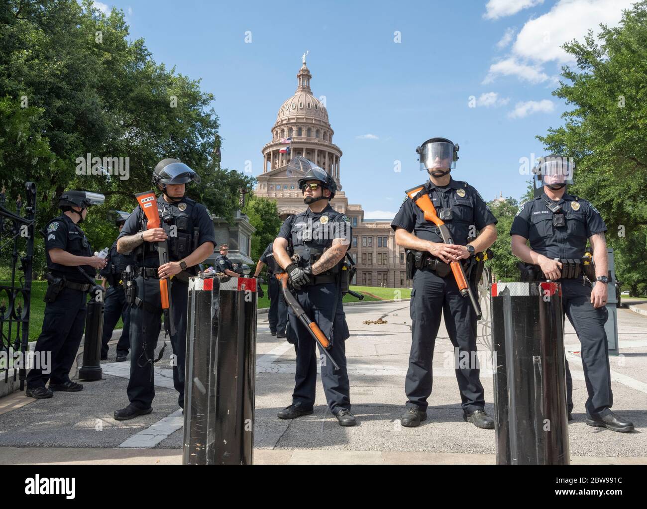 Austin, TX USA 30 maggio 2020: La polizia di stato del Texas protegge gli ingressi del Campidoglio ad Austin per impedire che i manifestanti vengano sui terreni dopo la prima verniciatura a spruzzo ha lasciato una dozzina di etichette sull'ingresso sud del Campidoglio. Almeno una persona è stata arrestata mentre le proteste contro l'uccisione di George Floyd sono continuate a livello nazionale. Credit: Bob Daemmrich/Alamy Live News Foto Stock