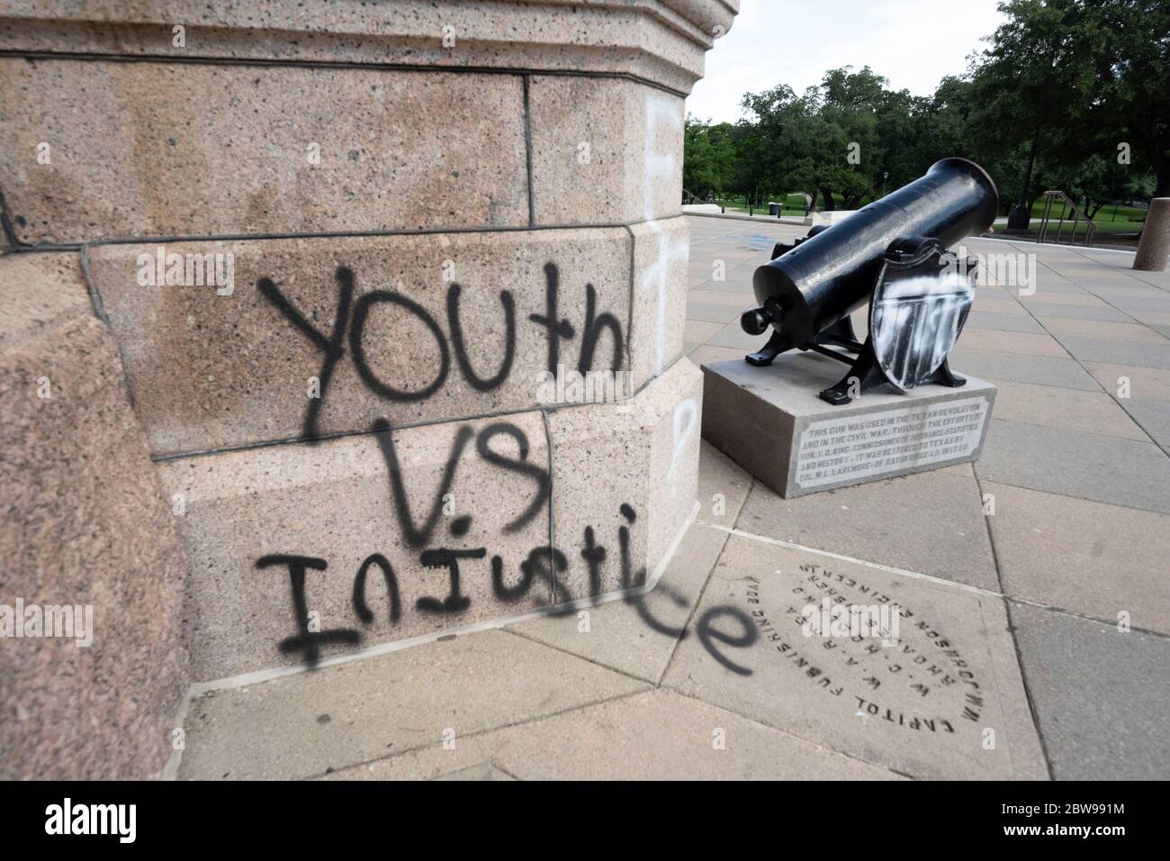 Austin, TX USA 30 maggio 2020: Graffiti si fa largo al Campidoglio dello stato mentre la polizia di stato del Texas protegge gli ingressi per scoraggiare i manifestanti dopo un grande rally avvenuto prima della giornata, che ha denunciato la brutalità della polizia nel caso Geroge Floyd. Almeno una persona è stata arrestata mentre le proteste contro l'uccisione di Floyd sono continuate a livello nazionale. Credit: Bob Daemmrich/Alamy Live News Foto Stock
