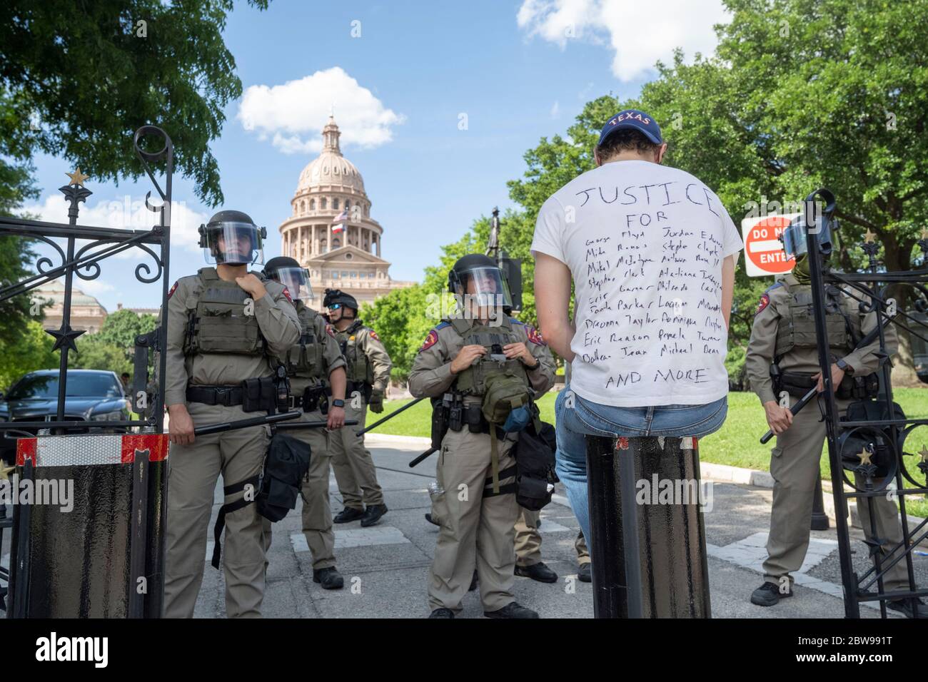 Austin, TX USA 30 maggio 2020: La polizia di stato del Texas protegge gli ingressi del Campidoglio ad Austin per impedire che i manifestanti vengano sui terreni dopo la prima verniciatura a spruzzo ha lasciato una dozzina di etichette sull'ingresso sud del Campidoglio. Almeno una persona è stata arrestata mentre le proteste contro l'uccisione di George Floyd sono continuate a livello nazionale. Credit: Bob Daemmrich/Alamy Live News Foto Stock