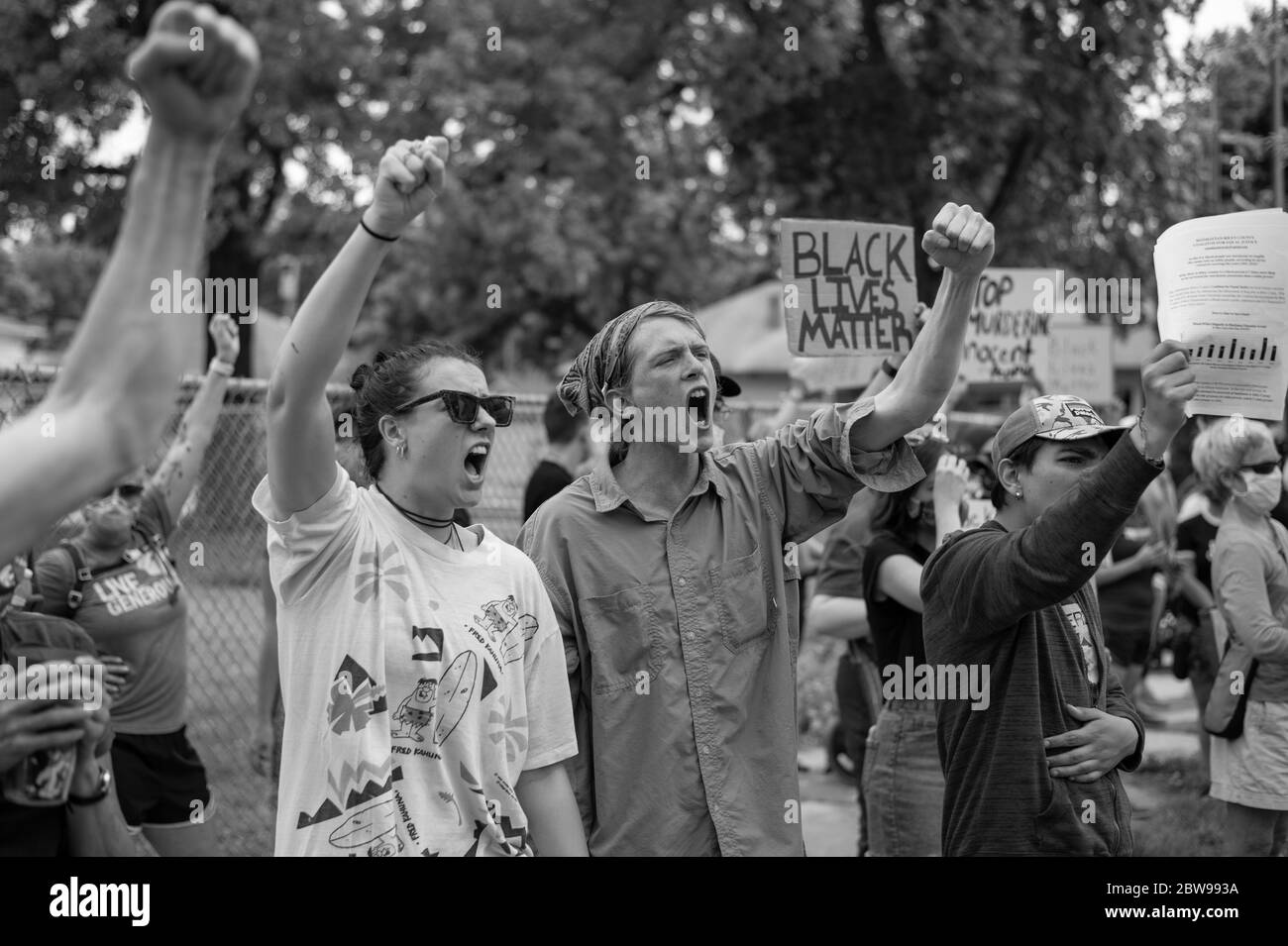 Manhattan, Kansas, Stati Uniti. 30 maggio 2020. Manifestanti pacifici cantano ''No giustizia, no pace, su Bluemont Avenue il sabato in risposta alla morte di George Floyd da parte della polizia di Minneapolis all'inizio di questa settimana. I manifestanti pacifici marciarono dal Triangle Park a Juilette Avenue ed erano organizzati dal Pastore JahVelle Rhone e Trumanue Lindsey. Credit: Luke Townsend/ZUMA Wire/Alamy Live News Foto Stock
