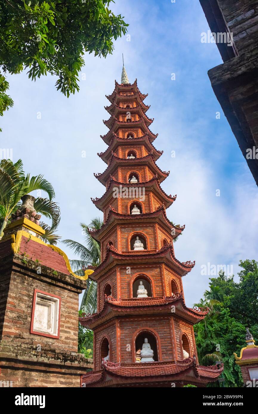 Primo piano vista della Pagoda Tran Quoc nel Lago Ovest, Hanoi, Vietnam Foto Stock