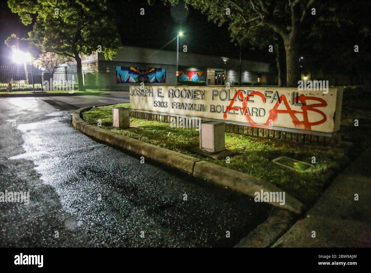 Cartello della stazione di polizia di Rooney con graffiti realizzati dai manifestanti durante la dimostrazione. Una protesta pacifica, scatenata dalla morte di George Floyd, si è trasformata in violenta mentre i manifestanti si sono scontrati con la polizia, lanciando rocce e bottiglie alla polizia, mentre la polizia ha risposto sparando palle spray al pepe ai manifestanti e utilizzando granate flash bang per disperdere la folla. Foto Stock