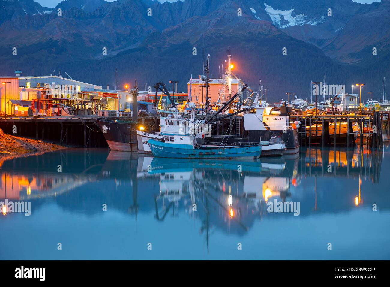 Seward Boat Harbour e Waterfront di notte, Seward, Kenai Peninsula, Alaska, AK, USA. Foto Stock