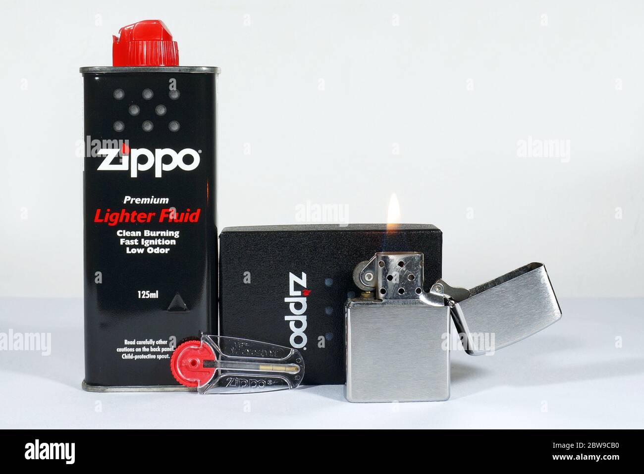 Un campione di prodotti zippo per la pubblicità. Foto scattata in un negozio a Benguet, Filippine il 10 ottobre 2019. Foto Stock