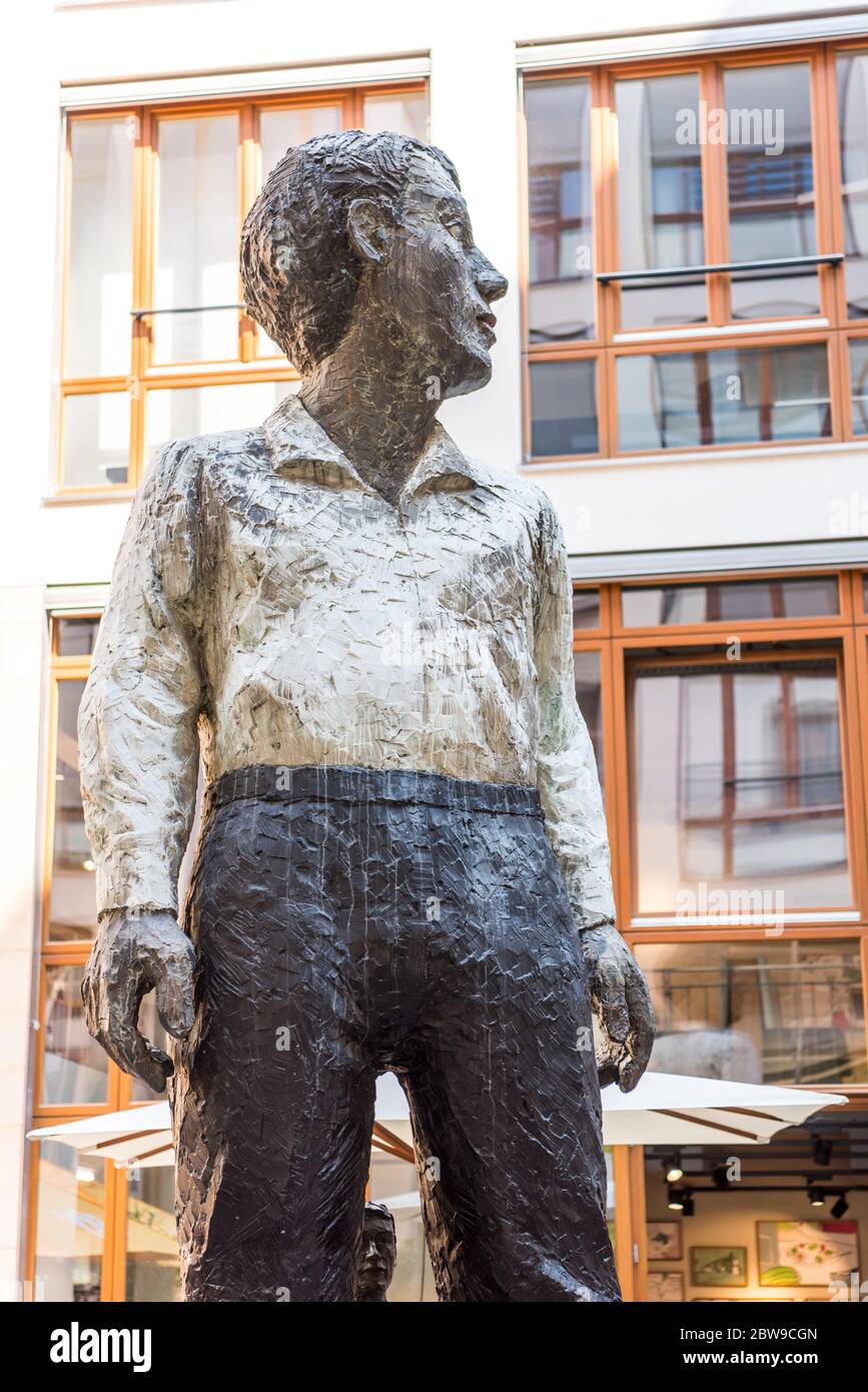 Una statua di uomo in piedi nella strada di Berlino, vicino alla porta di Brandeburgo Foto Stock