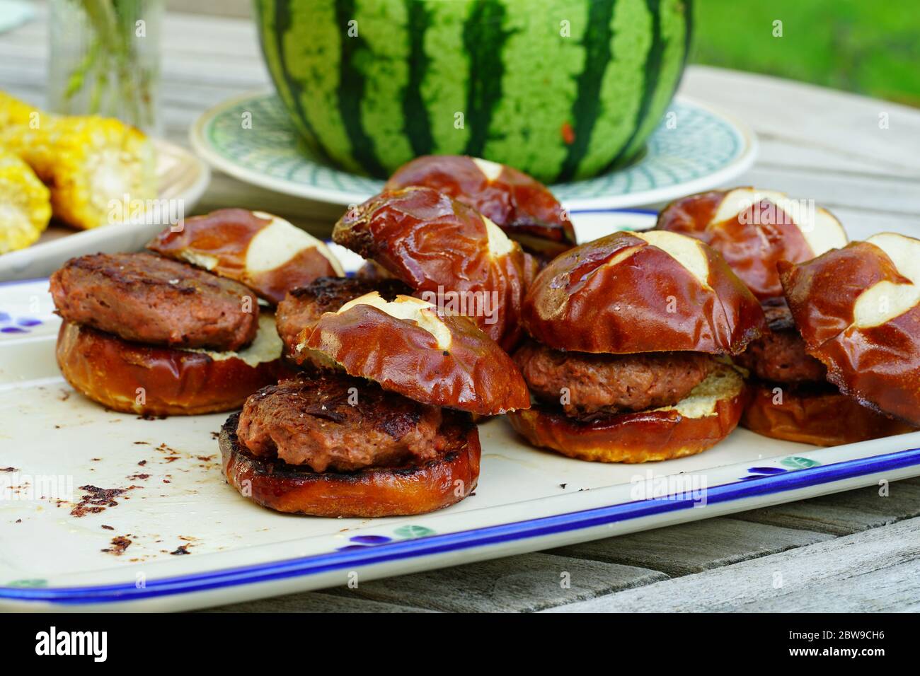 Hamburger di vegan alla griglia preparati con proteine a base di piante oltre la carne Foto Stock