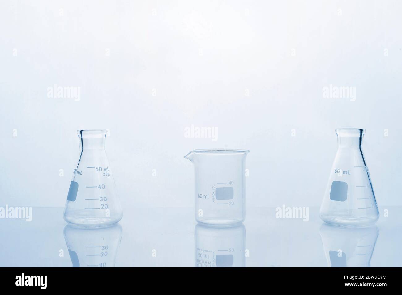 bicchiere e matraccio in vetro trasparente in bianco pulito, ricerca e sviluppo di conoscenze scientifiche di base Foto Stock