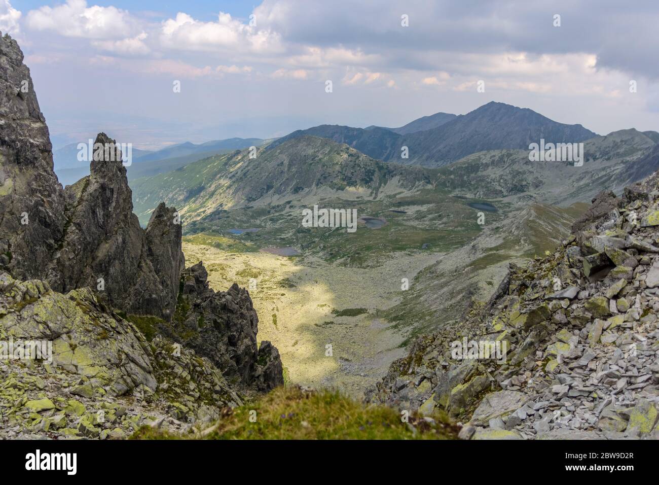 Vista panoramica su ripide e rocciose vallate montane nel Parco Nazionale di Retezat, Romania Foto Stock